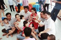 Hoàng Thùy giản dị đi từ thiện sau đăng quang Á hậu 1 HHHV Việt Nam 2017
