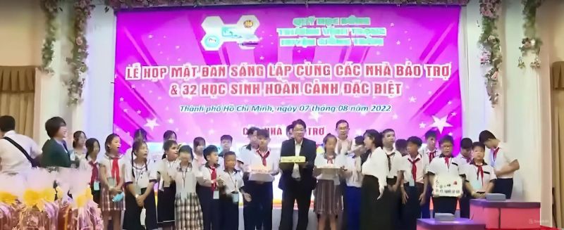 Trao học bổng Trương Vĩnh Trọng cho 32 hoàn cảnh mồ côi khó khăn tại Giồng Trôm, Bến Tre.