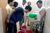 Bị ban quản l&yacute; cắt nước, d&acirc;n khốn khổ