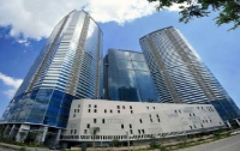 Cao ốc H&agrave; Nội lần lượt 'b&aacute;n m&igrave;nh' cho &ocirc;ng chủ ngoại