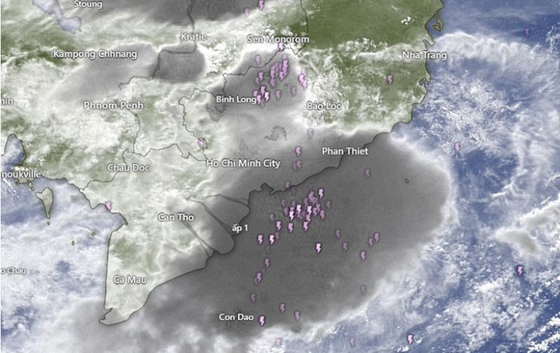 Dải áp thấp và gió tây nam cùng hoạt động, Nam Bộ, TP.HCM hôm nay mưa dông sớm