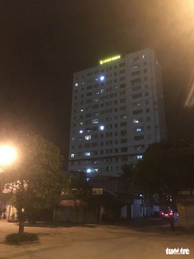 B&eacute; trai 3 tuổi xuống s&acirc;n chung cư chơi bị gạch rơi tr&uacute;ng tử vong