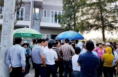 Hàng trăm người vây trụ sở công ty bất động sản đòi sổ đỏ: Xô xát đã xảy ra