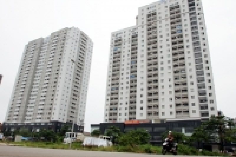 Chung cư mới đ&atilde; nứt trần, lấy chậu hứng nước mưa