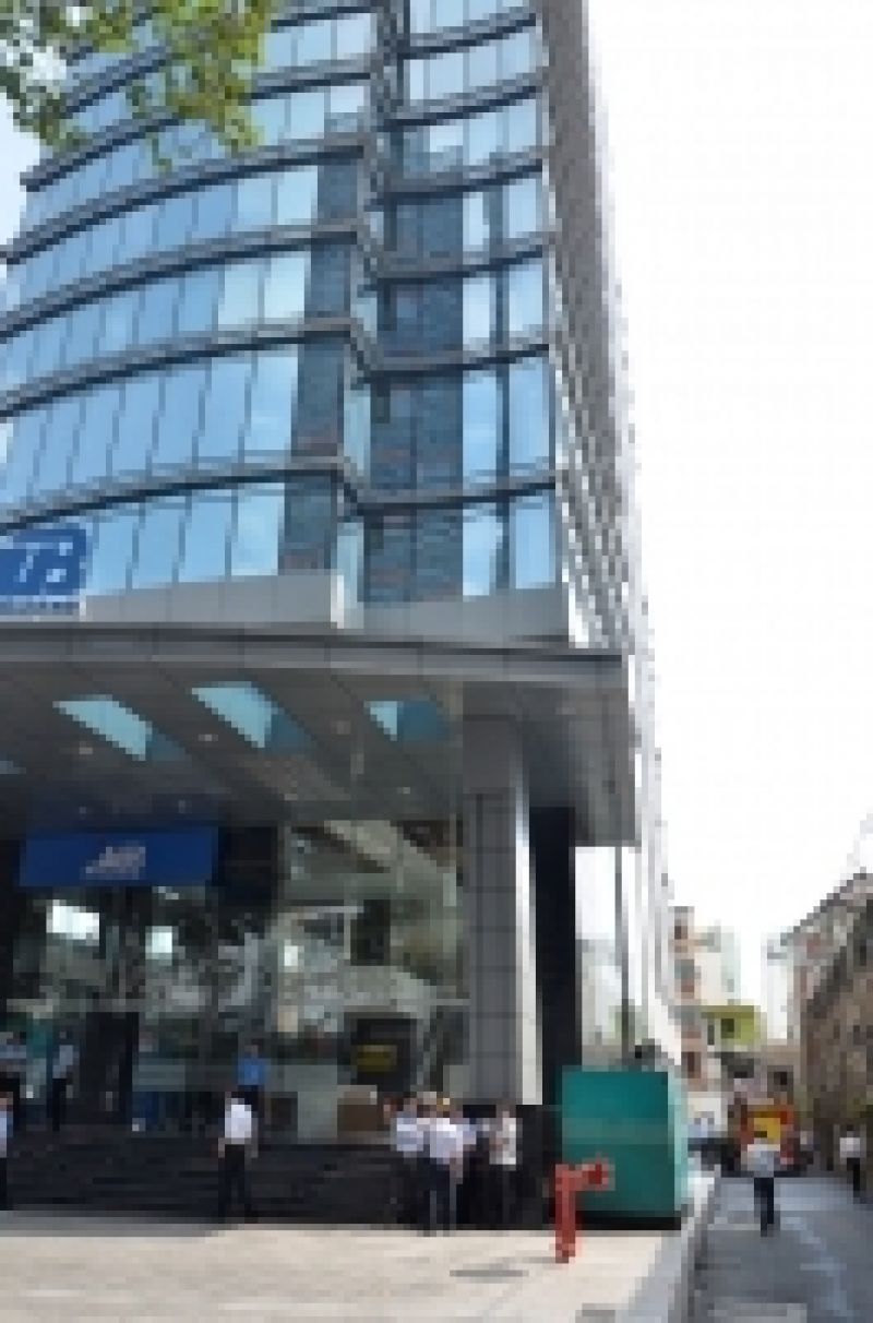 Ch&aacute;y tầng hầm cao ốc, h&agrave;ng trăm người hốt hoảng th&aacute;o chạy